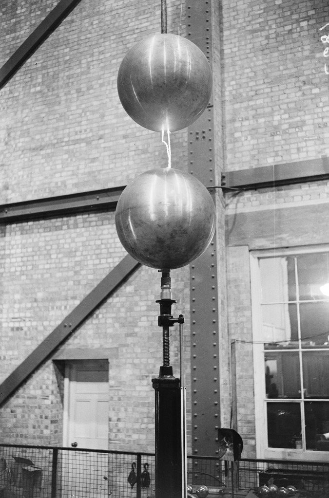 Electrical experiment, National Physical Laboratory, UK, 1933 Black and white photograph of an electrical experiment